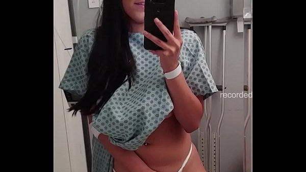 Novinha gostosa se masturbando dentro do hospital