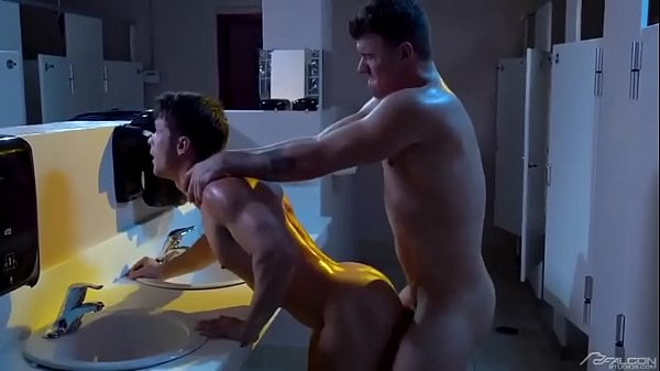 Xxx gay fodendo seu amigo da academia no banheiro